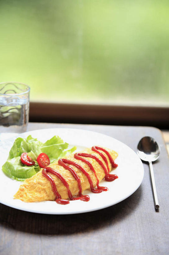 米饭,无人,餐厅,竖图,俯视,室内,特写,白天,烹饪,餐桌,桌子,蔬菜,西红柿,杯子,餐具,切开,包裹,碟子,盘,勺子,生菜,蛋包饭,蛋皮,调料,酱料,酱汁,日本料理,料理,食品,饭,调味品,调味料,番茄酱,菜肴,美食,玻璃制品,桌布,食物,盘子,水杯,调羹,碟,汤匙,日式料理,切,日式,佳肴,餐台,五谷,剖面,切面,玻璃杯,进餐用具,烹调用具,番茄,彩图,高角度拍摄,餐馆,饭店,饭馆