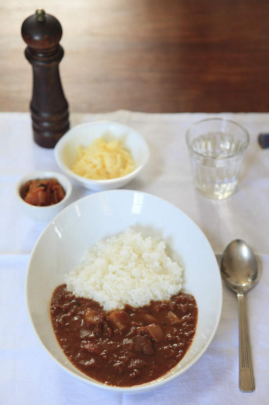 米饭,芥末,无人,餐厅,竖图,俯视,室内,特写,白天,烹饪,餐桌,桌子,杯子,餐具,切碎,碟子,盘,勺子,调料,酱料,酱汁,肉,日本料理,牛肉,料理,食品,饭,调味品,调味料,酱,菜肴,美食,肉类,玻璃制品,食物,盘子,水杯,调羹,碟,汤匙,日式料理,日式,佳肴,餐台,五谷,肉食,玻璃杯,进餐用具,烹调用具,彩图,高角度拍摄,餐馆,饭店,饭馆