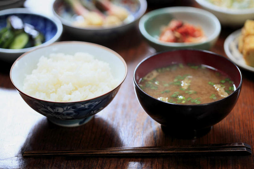 米饭,豆腐,无人,餐厅,横图,俯视,室内,特写,白天,烹饪,餐桌,筷子,桌子,黄瓜,蒜,餐具,切开,切碎,碟子,盘,汤,日本料理,味增汤,料理,食品,饭,咸菜,菜肴,美食,桌布,食物,盘子,碟,碗,日式料理,切,日式,佳肴,餐台,五谷,剖面,切面,腌制食品,进餐用具,烹调用具,小蒜,青瓜,胡瓜,大蒜,彩图,高角度拍摄,餐馆,饭店,饭馆