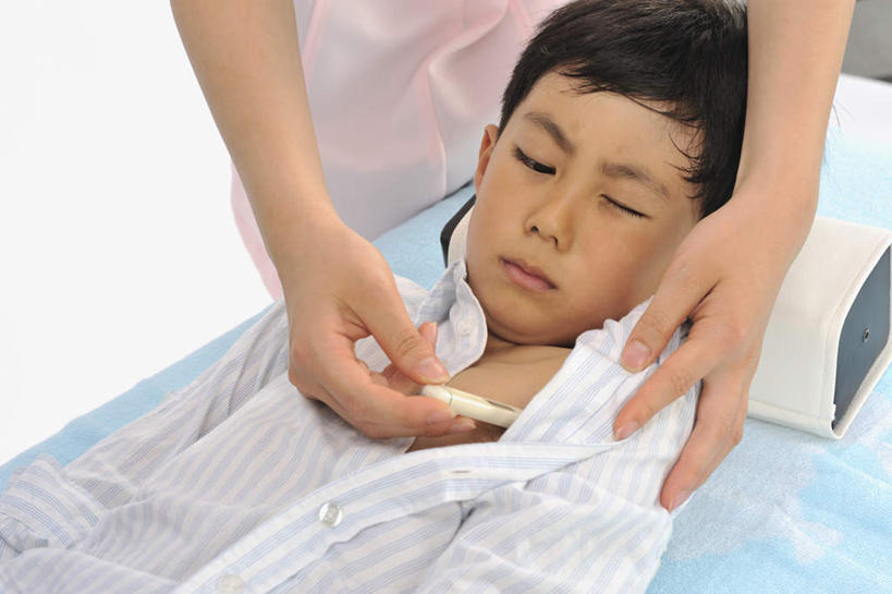 东方人,儿童,两个人,医生,护士,躺,笑,微笑,露齿笑,横图,室内,白天,白色背景,正面,纯洁,亚洲,握,拿,拿着,黄种人,小孩,病床,体温计,医护人员,医疗人员,可爱,童年,童趣,服务,握着,摄影,影棚,医疗设备,白衣天使,白大褂,童真,烂漫,无邪,服务型行业,护士长,卧着,天真,男孩,男人,男性,年轻女性,女人,女性,亚洲人,孩子,大夫,躺着,卧,半身,彩图,影棚拍摄,拍摄,男生