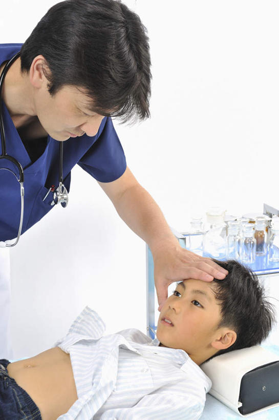 东方人,儿童,两个人,医生,护士,躺,笑,微笑,露齿笑,竖图,室内,白天,白色背景,正面,纯洁,亚洲,握,拿,拿着,黄种人,小孩,病床,医护人员,医疗人员,可爱,童年,童趣,服务,握着,摄影,影棚,医疗设备,白衣天使,白大褂,童真,烂漫,无邪,服务型行业,护士长,卧着,天真,男孩,男人,男性,年轻男性,亚洲人,孩子,大夫,躺着,卧,半身,彩图,影棚拍摄,拍摄,男生