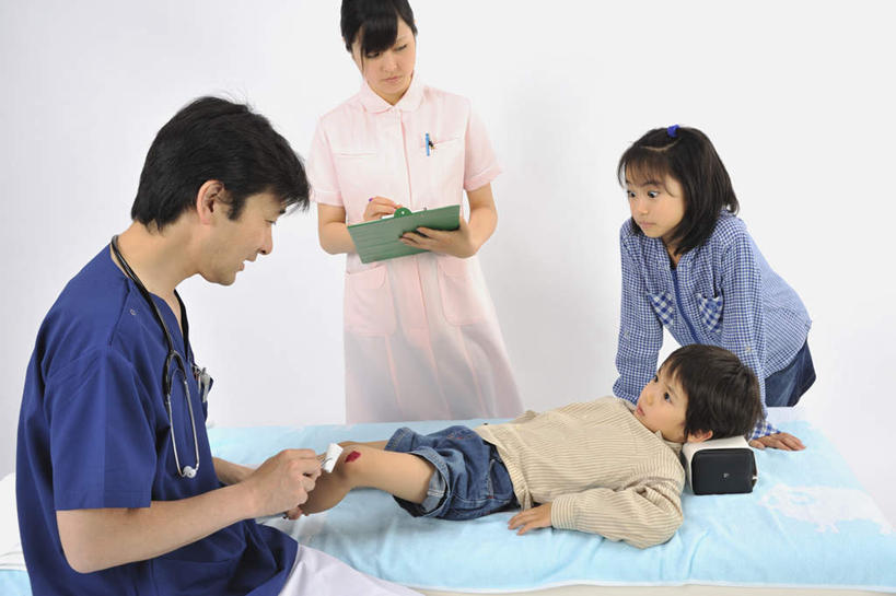 东方人,儿童,四个人,医生,病人,护士,医院,站,坐,躺,横图,室内,白天,正面,纯洁,亚洲,撑,握,检查,拿,拿着,注视,黄种人,小孩,病床,听诊器,观察,看,站着,医护人员,医疗人员,护士服,可爱,童年,童趣,治疗,擦拭,握着,观看,察看,医疗设备,撑着,白衣天使,关注,记录板,手术服,童真,烂漫,无邪,记事板,医疗机构,酒精棉,卧着,天真,男孩,男人,男性,年轻男性,年轻女性,女孩,女人,女性,亚洲人,孩子,大夫,患者,就医者,躺着,卧,站立,坐着,半身,彩图,病院,诊所,男生,女生