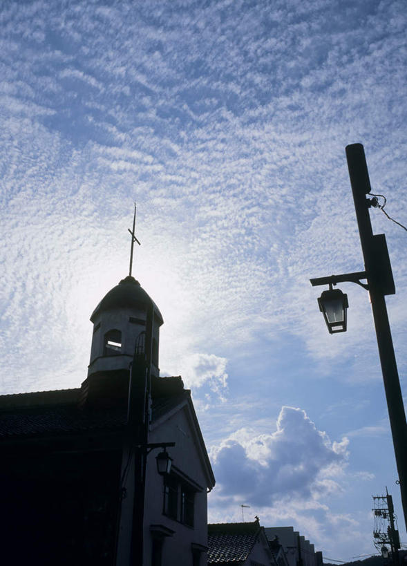 无人,教堂,竖图,室外,白天,仰视,旅游,度假,路灯,广岛县,日本,亚洲,阴影,光线,十字架,影子,云,云朵,灯光,云彩,娱乐,灯,蓝色,白云,蓝天,天空,阳光,天,享受,休闲,放松,宗教,信仰,基督教,照明设备,信念,东亚,本州,本州岛,日本国,広岛,彩图,低角度拍摄,大教堂,礼拜堂