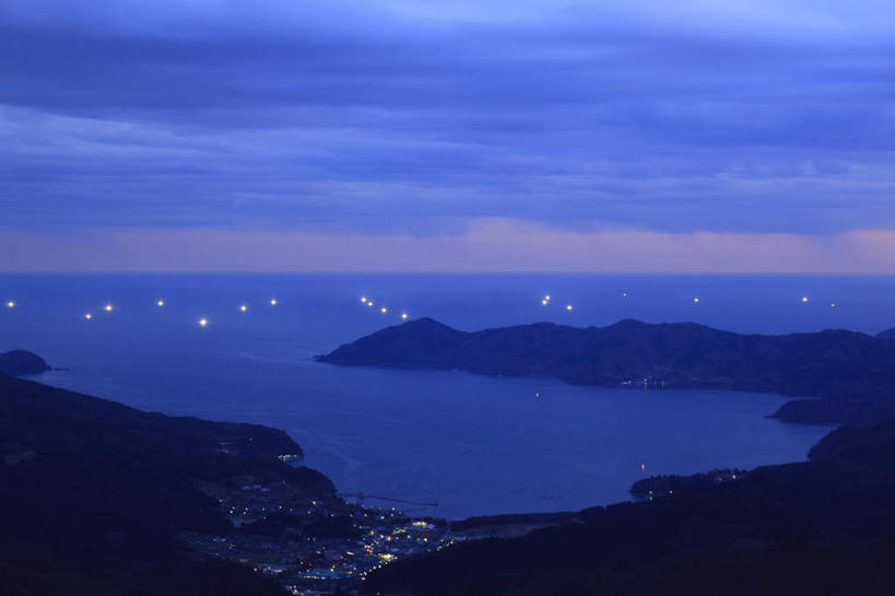 无人,横图,俯视,航拍,室外,白天,旅游,度假,海浪,海洋,美景,山,日本,亚洲,指示灯,景观,浪花,山峰,水平线,云,云朵,辽阔,灯光,海平线,山峦,云彩,娱乐,灯,天空,自然,海水,灯具,天,享受,休闲,广阔,景色,放松,一望无际,照明设备,鸟瞰,自然风光,海景,东亚,本州,本州岛,日本国,岩手,岩手县,无边无际,一马平川,大海,风浪,海,海水的波动,近岸浪,涌浪,彩图,高角度拍摄,水天相接,水天一线