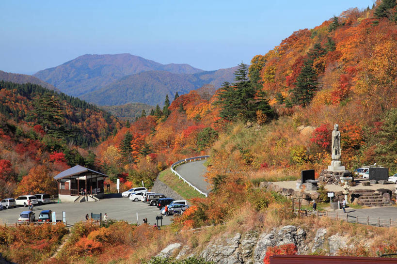 无人,家,停车场,横图,室外,白天,正面,旅游,度假,石头,美景,森林,山,山脉,树林,植物,汽车,雕塑,秋田县,日本,亚洲,阴影,艺术,装饰,光线,雕刻,雕像,石子,影子,房屋,屋子,景观,山顶,山峰,山峦,娱乐,楼房,住宅,车,树,树木,蓝色,绿色,蓝天,天空,阳光,自然,工艺品,交通工具,轿车,群山,天,享受,休闲,景色,放松,生长,晴朗,成长,纪念,美术,自然风光,载具,主题,陈列,东亚,沉积岩,本州,万里无云,本州岛,日本国,秋田,东北地方,功能,美学,汤泽,汤泽市,颠峰,极峰,水成岩,石块,岩石,晴空,晴空万里,彩图,房子,泊车场