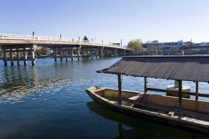 无人,栏杆,横图,室外,白天,正面,旅游,度假,河流,水,大桥,桥梁,船,日本,亚洲,阴影,光线,瓦片,影子,房屋,屋檐,屋子,河水,水流,围栏,桥,木船,桥墩,娱乐,护栏,檐,蓝色,蓝天,天空,阳光,天,享受,休闲,放松,舟,东亚,本州,本州岛,日本国,近畿地方,近畿,滋贺,滋贺县,彩图,房子