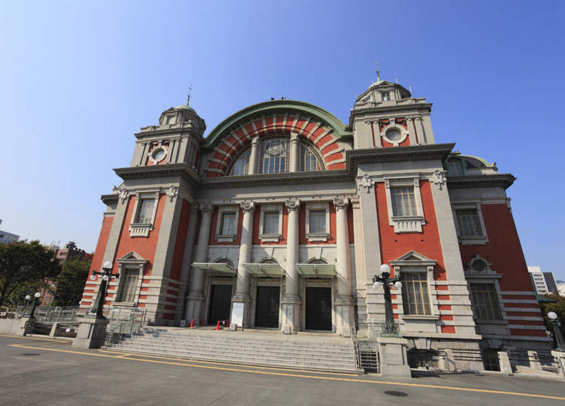 无人,家,横图,室外,白天,仰视,旅游,度假,植物,窗户,门,日本,亚洲,阴影,光线,影子,房屋,屋子,拱门,娱乐,楼房,玻璃窗,住宅,树,树木,红色,蓝色,绿色,蓝天,天空,阳光,自然,门框,天,享受,休闲,放松,大阪,生长,成长,东亚,本州,大阪府,本州岛,日本国,近畿地方,近畿,中之岛,彩图,低角度拍摄,房子