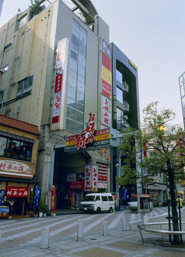 无人,高楼大厦,栏杆,竖图,室外,白天,正面,旅游,度假,大厦,道路,建筑,路,摩天大楼,人行横道,指示牌,公路,汽车,广岛县,日本,亚洲,阴影,光线,日文,英文,标志,文字,影子,围栏,交通,娱乐,标识,护栏,车,蓝色,蓝天,天空,阳光,交通工具,轿车,天,行驶,享受,休闲,放松,英文字母,人行横道线,东亚,本州,本州岛,日本国,広岛,斑马线,马路,彩图,大楼,高层建筑,高楼,摩天楼