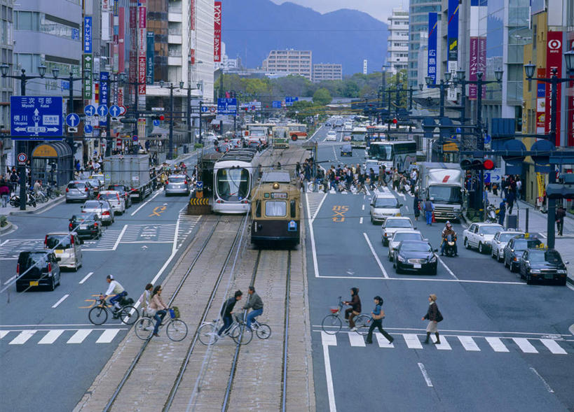 无人,高楼大厦,横图,俯视,室外,白天,旅游,度假,植物,大厦,道路,建筑,路,摩天大楼,人行横道,指示牌,公路,自行车,汽车,电车,广岛县,日本,亚洲,日文,英文,标志,文字,交通,铁轨,娱乐,标识,车,脚踏车,树,树木,绿色,自然,交通工具,轿车,享受,休闲,放松,生长,成长,英文字母,人行横道线,东亚,本州,本州岛,日本国,広岛,斑马线,马路,彩图,高角度拍摄,大楼,高层建筑,高楼,摩天楼