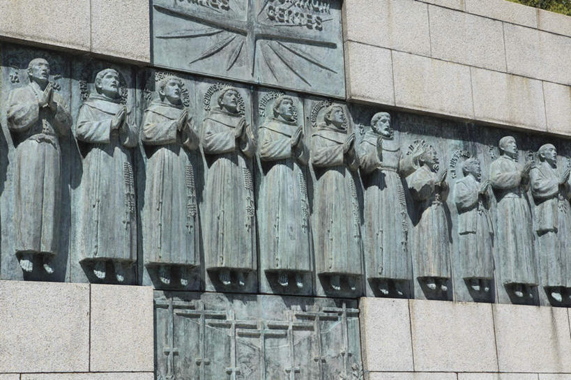 无人,横图,室外,白天,正面,旅游,度假,名胜古迹,地标,雕塑,长崎,日本,亚洲,一排,许多,阴影,花纹,遗迹,整齐,光线,瓷砖,地砖,雕刻,图案,影子,墙,地面,古迹,文物,娱乐,古建筑,石雕,墙壁,墙面,排列,蓝色,蓝天,天空,阳光,天,享受,休闲,旅游胜地,放松,宗教,信仰,石像,基督教,队列,古文明,东亚,日本国,长崎县,九州本岛,九州,九州岛,九州地方,日本二十六圣人记念馆,彩图,标志性建筑