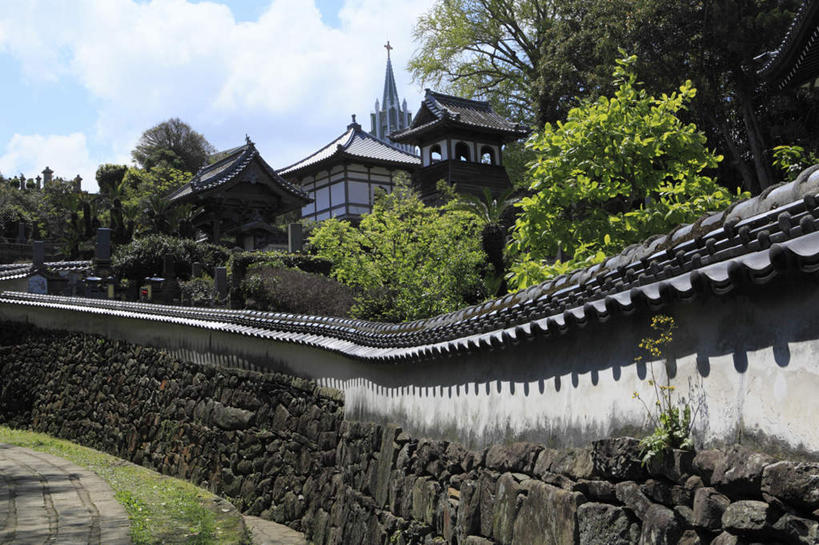 无人,教堂,横图,室外,白天,正面,旅游,度假,植物,长崎,日本,亚洲,阴影,光线,十字架,瓦片,影子,房屋,墙,屋檐,屋子,云,云朵,云彩,娱乐,楼房,檐,墙壁,墙面,树,树木,蓝色,绿色,白云,蓝天,天空,阳光,自然,天,享受,休闲,放松,宗教,信仰,生长,成长,基督教,信念,东亚,日本国,长崎县,九州本岛,九州,九州岛,九州地方,彩图,房子,大教堂,礼拜堂