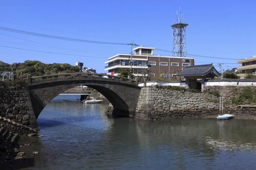 无人,栏杆,横图,室外,白天,正面,旅游,度假,河流,石头,水,楼梯,长崎,日本,亚洲,阴影,光线,石子,影子,房屋,阶梯,屋子,河水,水流,围栏,桥,娱乐,石桥,护栏,楼房,拱桥,台阶,栈桥,蓝色,蓝天,天空,阳光,天,享受,休闲,放松,人行桥,石拱桥,东亚,日本国,长崎县,九州本岛,九州,九州岛,九州地方,石块,岩石,彩图,房子