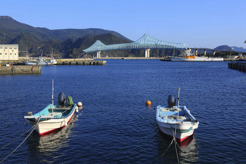 无人,横图,室外,白天,仰视,旅游,度假,海浪,海洋,山,大桥,立交桥,轮船,桥梁,船,长崎,日本,亚洲,阴影,光线,影子,浪花,山峰,高架,斜拉桥,桥,山峦,娱乐,蓝色,白色,蓝天,天空,阳光,海水,天,享受,休闲,放松,海景,东亚,日本国,长崎县,九州本岛,九州,九州岛,九州地方,生月大桥,大海,风浪,海,海水的波动,近岸浪,涌浪,彩图,低角度拍摄