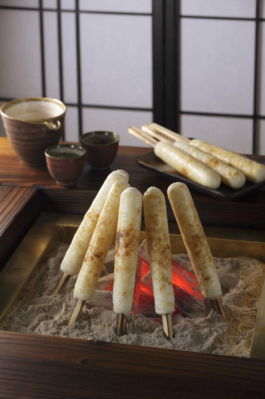 清酒,无人,竖图,俯视,室内,特写,白天,烹饪,烧烤,烘焙,屏风,杯子,火,棍子,沙子,炭火,日本料理,料理,食品,年糕,菜肴,美食,竹签,酒,食物,酒杯,日式料理,日式,佳肴,清酒杯,彩图,高角度拍摄,棍棒