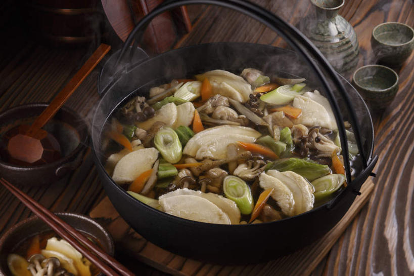 豆腐,清酒,无人,餐厅,横图,俯视,室内,特写,白天,烹饪,餐桌,筷子,屏风,桌子,萝卜,胡萝卜,蔬菜,新鲜,炖锅,勺子,菌菇,香菇,日本料理,料理,食品,菌类,文化,传统,锅,火锅,菜肴,美食,酒,食物,绿色,调羹,汤匙,碗,日式料理,日式,食用菌,佳肴,有机食品,绿色食品,餐台,清酒杯,礼节,礼仪,日式火锅,红萝卜,甘荀,彩图,高角度拍摄,餐馆,饭店,饭馆