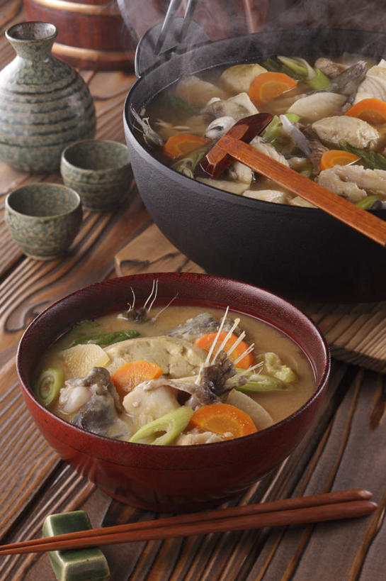 清酒,无人,餐厅,竖图,俯视,室内,特写,白天,烹饪,餐桌,筷子,桌子,萝卜,胡萝卜,蔬菜,杯子,新鲜,炖锅,勺子,菌菇,生菜,香菇,日本料理,料理,食品,筷架,菌类,筷枕,文化,传统,锅,火锅,菜肴,美食,酒,食物,绿色,酒杯,调羹,汤匙,碗,日式料理,日式,食用菌,佳肴,有机食品,绿色食品,餐台,清酒杯,礼节,筷子架,礼仪,红萝卜,甘荀,彩图,高角度拍摄,餐馆,饭店,饭馆