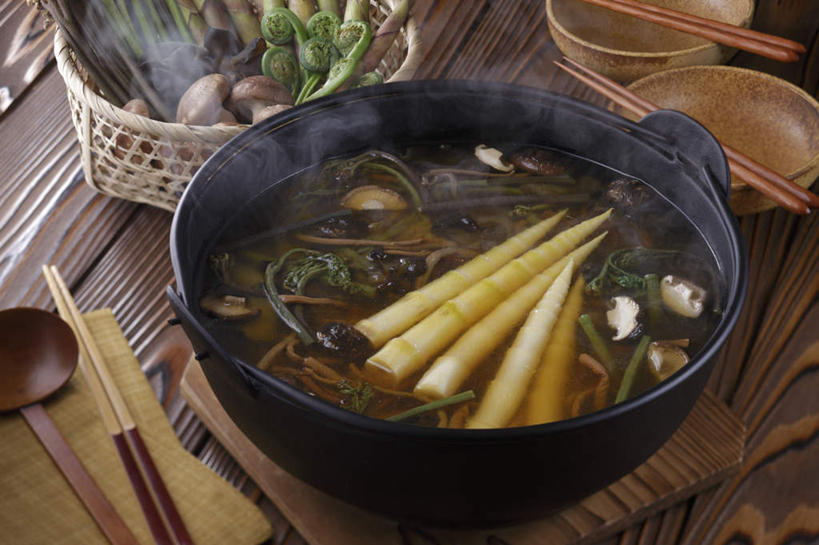 清酒,无人,横图,俯视,室内,特写,白天,烹饪,筷子,杯子,餐具,篮子,勺子,菌菇,蘑菇,竹笋,汤,日本料理,料理,食品,蕨菜,菌类,汤锅,文化,传统,锅,木耳,菜肴,美食,酒,食物,酒杯,垫子,调羹,汤匙,日式料理,日式,食用菌,佳肴,竹编,清酒杯,礼节,蕨类,礼仪,进餐用具,烹调用具,彩图,高角度拍摄