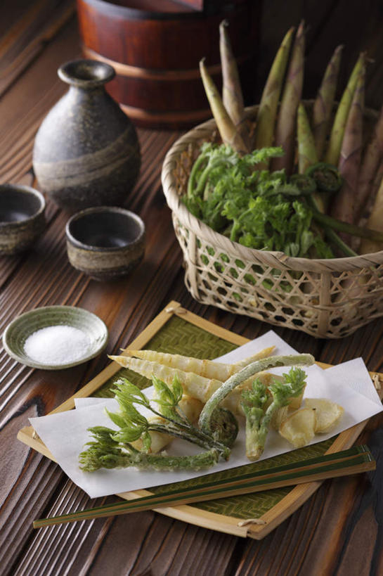 清酒,无人,竖图,俯视,室内,特写,白天,烹饪,筷子,杯子,餐具,碟子,篮子,盘,菌菇,蘑菇,竹笋,日本料理,料理,食品,调味品,调味料,蕨菜,菌类,竹扁,文化,传统,木耳,菜肴,美食,酒,食物,盘子,酒杯,碟,日式料理,日式,食用菌,佳肴,竹编,清酒杯,礼节,蕨类,礼仪,进餐用具,烹调用具,彩图,高角度拍摄