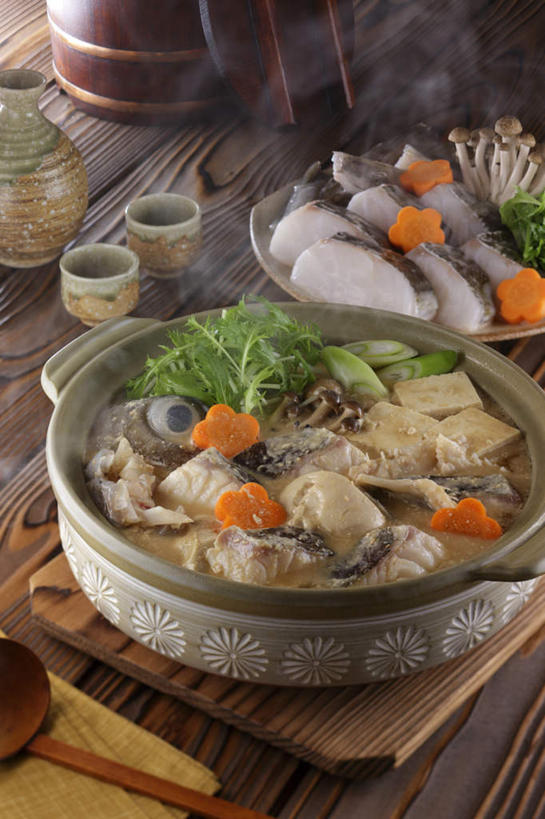 豆腐,清酒,无人,竖图,俯视,室内,特写,白天,烹饪,萝卜,胡萝卜,杯子,炖锅,勺子,香菜,肉,鱼肉,日本料理,料理,食品,汤锅,锅,菜肴,美食,肉类,酒,食物,酒杯,垫子,调羹,汤匙,日式料理,日式,佳肴,清酒杯,肉食,胡菜,香荽,原荽,园荽,芫荽,红萝卜,甘荀,彩图,高角度拍摄