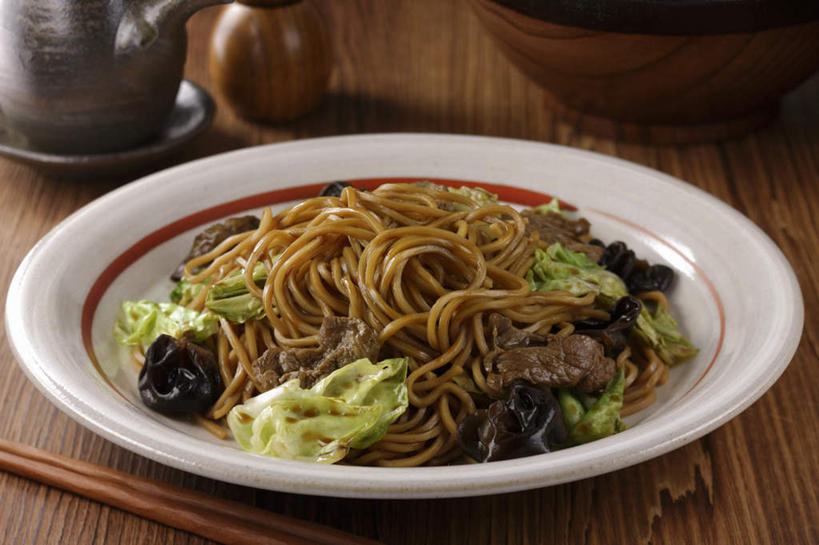 面食,面条,无人,餐厅,横图,俯视,室内,特写,白天,烹饪,餐桌,筷子,桌子,蔬菜,餐具,新鲜,碟子,盘,生菜,炒面,面,日本料理,料理,食品,调味品,调味料,文化,传统,木耳,菜肴,美食,食物,盘子,碟,日式料理,日式,佳肴,有机食品,绿色食品,餐台,礼节,礼仪,进餐用具,烹调用具,彩图,高角度拍摄,餐馆,饭店,饭馆