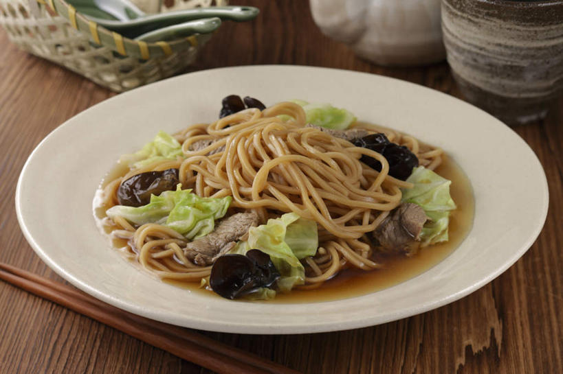 面食,面条,清酒,无人,餐厅,横图,俯视,室内,特写,白天,烹饪,餐桌,筷子,桌子,蔬菜,杯子,餐具,新鲜,碟子,盘,勺子,生菜,炒面,面,日本料理,料理,食品,调味品,调味料,文化,传统,木耳,菜肴,美食,酒,食物,盘子,酒杯,调羹,碟,汤匙,日式料理,日式,佳肴,有机食品,绿色食品,餐台,清酒杯,礼节,礼仪,进餐用具,烹调用具,彩图,高角度拍摄,餐馆,饭店,饭馆