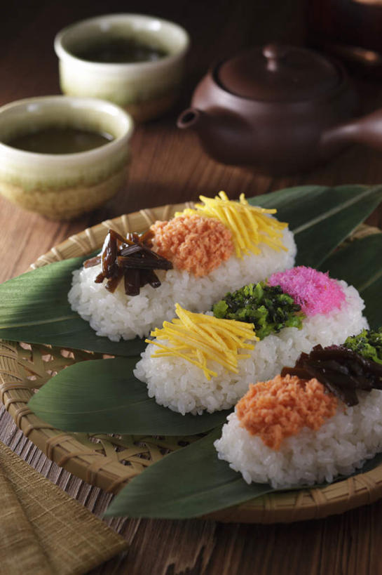 米饭,清酒,寿司,无人,餐厅,竖图,俯视,室内,特写,白天,烹饪,餐桌,桌子,杯子,叶子,一堆,许多,堆叠,堆积,壶,青菜,日本料理,料理,食品,绿叶,饭,竹扁,肉末,木耳,菜肴,美食,酒,水壶,食物,黄色,绿色,白色,黑色,茶壶,酒杯,日式料理,日式,嫩叶,佳肴,竹编,餐台,清酒杯,堆,醋饭,箬叶,芦苇叶,四喜饭,叶,叶片,彩图,高角度拍摄,餐馆,饭店,饭馆