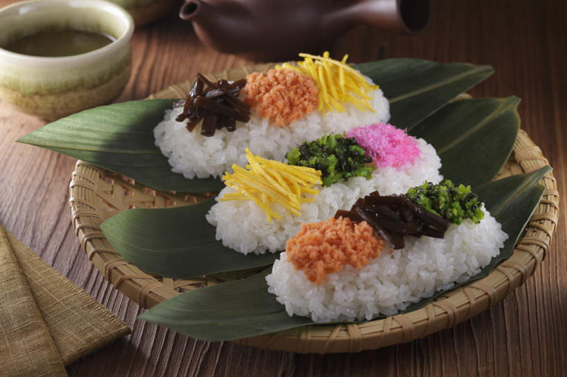 米饭,清酒,寿司,无人,餐厅,横图,俯视,室内,特写,白天,烹饪,餐桌,桌子,杯子,叶子,一堆,许多,堆叠,堆积,壶,青菜,日本料理,料理,食品,绿叶,饭,竹扁,肉末,木耳,菜肴,美食,酒,水壶,食物,黄色,绿色,白色,黑色,茶壶,酒杯,日式料理,日式,嫩叶,佳肴,竹编,餐台,清酒杯,堆,醋饭,箬叶,芦苇叶,四喜饭,叶,叶片,彩图,高角度拍摄,餐馆,饭店,饭馆