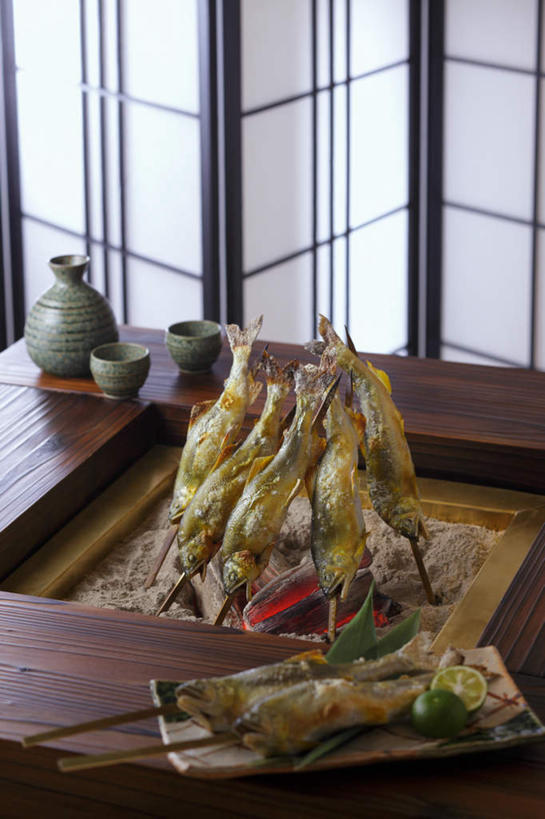 清酒,无人,餐厅,竖图,俯视,室内,特写,白天,烹饪,烘焙,餐桌,屏风,桌子,柠檬,杯子,餐具,水果,许多,切开,鱼,碟子,烤炉,盘,炭火,青柠檬,日本料理,料理,食品,菜肴,美食,竹签,酒,食物,盘子,酒杯,碟,日式料理,切,日式,佳肴,餐台,清酒杯,剖面,切面,炭炉,益母果,柠果,彩图,高角度拍摄,餐馆,饭店,饭馆