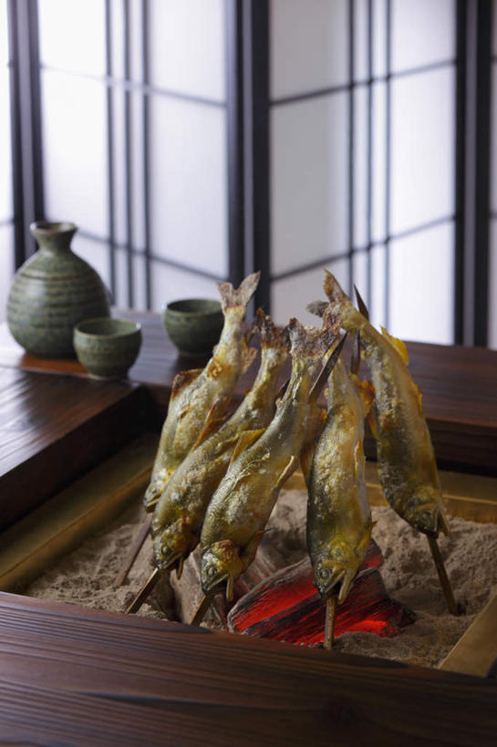 清酒,无人,餐厅,竖图,俯视,室内,特写,白天,烹饪,烘焙,餐桌,屏风,桌子,柠檬,杯子,水果,许多,切开,鱼,烤炉,炭火,青柠檬,日本料理,料理,食品,菜肴,美食,竹签,酒,食物,酒杯,日式料理,切,日式,佳肴,餐台,清酒杯,剖面,切面,炭炉,益母果,柠果,彩图,高角度拍摄,餐馆,饭店,饭馆