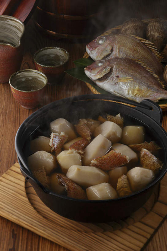 海鲜,清酒,无人,餐厅,竖图,俯视,室内,特写,白天,烹饪,雾,餐桌,桌子,蔬菜,杯子,餐具,切开,新鲜,蒸汽,鱼,碟子,炖锅,盘,勺子,芋头,肉,汤,鱼肉,日本料理,料理,食品,锅,水产,菜肴,美食,肉类,酒,食物,盘子,酒杯,调羹,碟,汤匙,碗,日式料理,日式,佳肴,有机食品,绿色食品,餐台,清酒杯,鲷,海鲷,海产品,肉食,芋艿,彩图,高角度拍摄,餐馆,饭店,饭馆