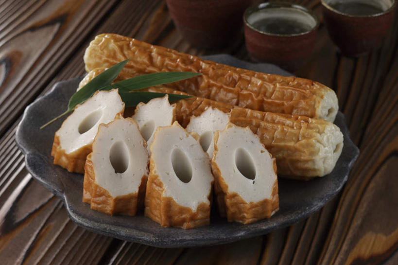 清酒,无人,餐厅,横图,俯视,室内,特写,白天,烹饪,餐桌,筷子,桌子,杯子,餐具,叶子,许多,切开,装饰,鱼,碟子,盘,日本料理,料理,食品,绿叶,文化,传统,菜肴,美食,酒,食物,盘子,酒杯,碟,日式料理,切,日式,嫩叶,佳肴,餐台,清酒杯,礼节,礼仪,剖面,鳕鱼,鱼竹轮,切面,箬叶,芦苇叶,鱼卷,叶,叶片,进餐用具,烹调用具,彩图,高角度拍摄,餐馆,饭店,饭馆