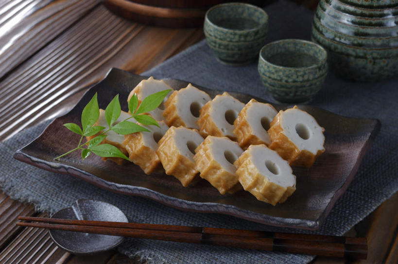 清酒,无人,餐厅,横图,俯视,室内,特写,白天,烹饪,餐桌,筷子,桌子,杯子,餐具,叶子,许多,切开,装饰,鱼,碟子,盘,日本料理,料理,食品,绿叶,文化,传统,菜肴,美食,酒,食物,盘子,酒杯,碟,日式料理,切,日式,嫩叶,佳肴,餐台,清酒杯,礼节,礼仪,剖面,鳕鱼,切面,箬叶,芦苇叶,鱼饼,叶,叶片,进餐用具,烹调用具,彩图,高角度拍摄,餐馆,饭店,饭馆