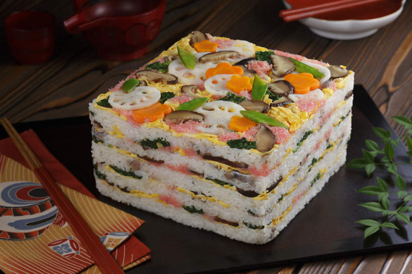 米饭,寿司,无人,餐厅,横图,俯视,室内,特写,白天,烹饪,餐桌,筷子,桌子,扁豆,萝卜,胡萝卜,蔬菜,餐具,一排,新鲜,整齐,碟子,盘,花菜,花椰菜,菌菇,蘑菇,西兰花,蛋皮,肉,日本料理,料理,食品,饭,菌类,文化,传统,藕,菜肴,美食,肉类,食物,排列,盘子,碟,碗,日式料理,日式,食用菌,佳肴,有机食品,绿色食品,餐台,堆,礼节,队列,醋饭,礼仪,肉食,握寿司,押寿司,四喜饭,进餐用具,烹调用具,红萝卜,甘荀,彩图,高角度拍摄,餐馆,饭店,饭馆