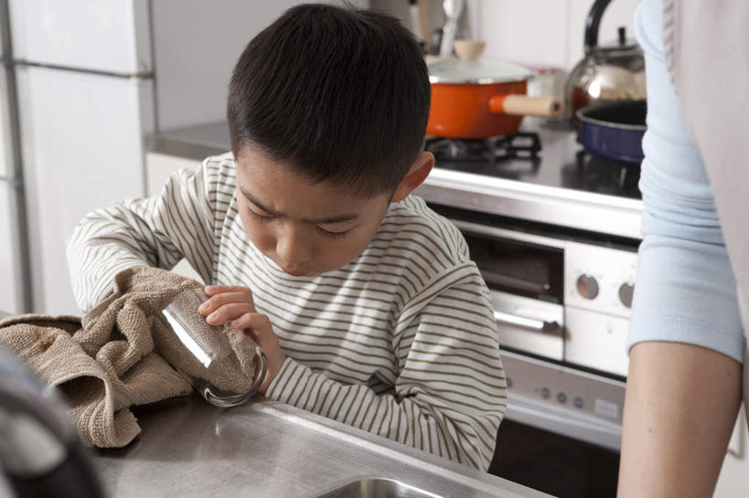 东方人,儿童,两个人,家庭,母亲,儿子,站,横图,室内,白天,正面,纯洁,厨房,柜子,杯子,亚洲,握,水龙头,围裙,水池,拿,拿着,注视,黄种人,锅,玻璃制品,小孩,水杯,橱柜,毛巾,观察,看,站着,温暖,温馨,母子,一家人,可爱,母爱,童年,童趣,擦拭,握着,观看,和睦,察看,关注,童真,烂漫,无邪,液化气,天真,男孩,男人,男性,年轻女性,女人,女性,亚洲人,孩子,玻璃杯,站立,半身,彩图,灶间,融洽,男生,料理台