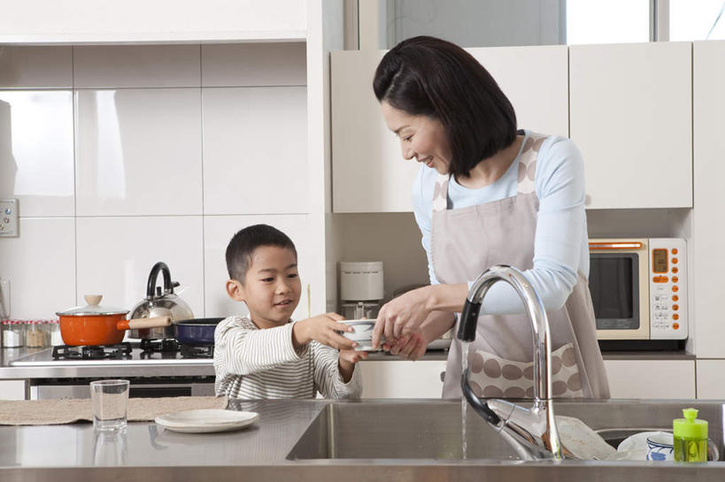 东方人,儿童,两个人,家庭,母亲,儿子,站,横图,室内,白天,正面,纯洁,厨房,柜子,餐具,亚洲,握,碟子,盘,水龙头,围裙,水池,拿,拿着,注视,黄种人,锅,小孩,盘子,橱柜,碟,毛巾,观察,看,站着,温暖,温馨,母子,一家人,可爱,母爱,童年,童趣,擦拭,握着,观看,和睦,察看,关注,童真,烂漫,无邪,液化气,天真,男孩,男人,男性,年轻女性,女人,女性,亚洲人,孩子,站立,半身,彩图,灶间,融洽,男生,料理台