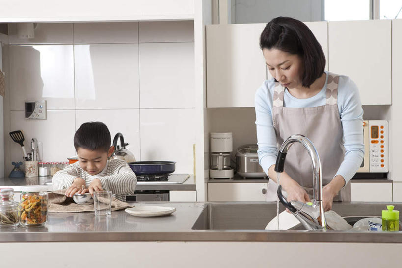 东方人,儿童,两个人,家庭,母亲,儿子,站,横图,室内,白天,正面,纯洁,厨房,柜子,餐具,亚洲,握,碟子,盘,水龙头,围裙,水池,拿,拿着,注视,黄种人,锅,小孩,盘子,橱柜,碟,毛巾,观察,看,站着,温暖,温馨,母子,一家人,可爱,母爱,童年,童趣,擦拭,握着,观看,和睦,察看,关注,童真,烂漫,无邪,液化气,天真,男孩,男人,男性,年轻女性,女人,女性,亚洲人,孩子,站立,半身,彩图,灶间,融洽,男生,料理台