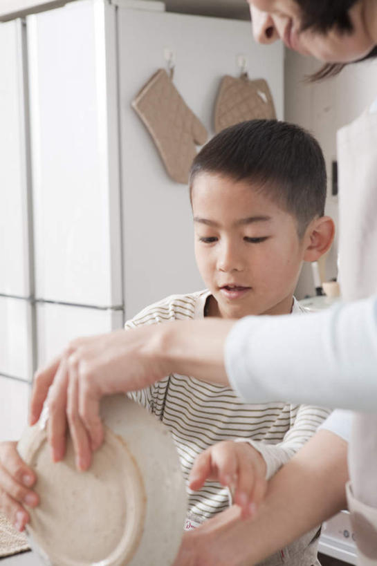 东方人,儿童,两个人,家庭,母亲,儿子,站,竖图,室内,白天,正面,纯洁,厨房,柜子,餐具,亚洲,握,悬挂,碟子,盘,水龙头,围裙,水池,拿,隔热手套,微波炉手套,拿着,注视,黄种人,锅,小孩,盘子,橱柜,碟,毛巾,观察,看,站着,温暖,温馨,母子,一家人,可爱,母爱,童年,童趣,擦拭,握着,观看,和睦,察看,关注,童真,烂漫,无邪,液化气,天真,男孩,男人,男性,年轻女性,女人,女性,亚洲人,孩子,站立,半身,彩图,灶间,融洽,男生,料理台