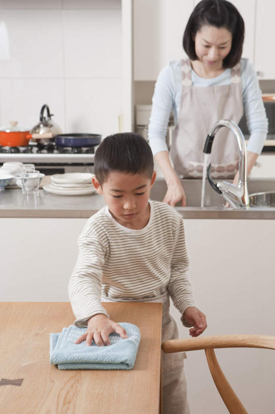 东方人,儿童,两个人,家庭,母亲,儿子,站,竖图,室内,白天,正面,纯洁,餐桌,厨房,柜子,桌子,椅子,亚洲,握,水龙头,围裙,木椅,水池,拿,拿着,注视,黄种人,抹布,锅,小孩,橱柜,毛巾,观察,看,站着,温暖,温馨,母子,一家人,可爱,母爱,童年,童趣,擦拭,握着,餐台,观看,和睦,察看,关注,童真,烂漫,无邪,液化气,天真,男孩,男人,男性,年轻女性,女人,女性,亚洲人,孩子,站立,半身,彩图,灶间,融洽,男生,料理台