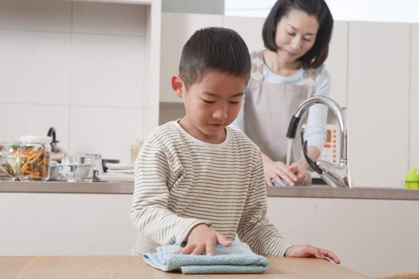 东方人,儿童,两个人,家庭,母亲,儿子,站,横图,室内,白天,正面,纯洁,餐桌,厨房,柜子,桌子,亚洲,握,水龙头,围裙,水池,拿,拿着,注视,黄种人,抹布,锅,小孩,橱柜,毛巾,观察,看,站着,温暖,温馨,母子,一家人,可爱,母爱,童年,童趣,擦拭,握着,餐台,观看,和睦,察看,关注,童真,烂漫,无邪,液化气,天真,男孩,男人,男性,年轻女性,女人,女性,亚洲人,孩子,站立,半身,彩图,灶间,融洽,男生,料理台