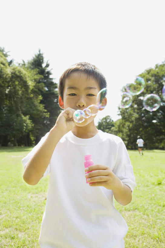 东方人,儿童,一个人,站,笑,微笑,露齿笑,竖图,室外,白天,正面,纯洁,植物,亚洲,仅一个男性,仅一个人,握,拿,拿着,注视,休闲装,黄种人,吹泡泡,树,树木,小孩,蓝色,绿色,蓝天,天空,自然,泡泡,天,观察,看,站着,仅一个小孩,休闲,休闲服,可爱,童年,童趣,握着,生长,成长,观看,察看,关注,泡泡机,童真,烂漫,无邪,天真,男孩,男人,男性,亚洲人,孩子,站立,半身,彩图,男生