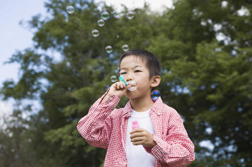 东方人,儿童,一个人,站,横图,室外,白天,正面,纯洁,植物,亚洲,仅一个男性,仅一个人,握,拿,拿着,注视,休闲装,黄种人,吹泡泡,树,树木,小孩,蓝色,绿色,蓝天,天空,自然,泡泡,天,观察,看,站着,仅一个小孩,休闲,休闲服,可爱,童年,童趣,握着,生长,成长,观看,察看,关注,泡泡机,童真,烂漫,无邪,天真,男孩,男人,男性,亚洲人,孩子,站立,半身,彩图,男生