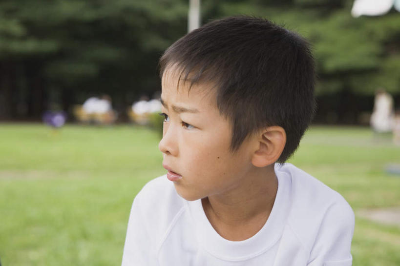 东方人,儿童,一个人,站,横图,室外,白天,正面,纯洁,草地,草坪,植物,亚洲,仅一个男性,仅一个人,注视,休闲装,黄种人,草,树,树木,小孩,绿色,自然,观察,看,站着,仅一个小孩,休闲,休闲服,可爱,童年,童趣,苦恼,生长,成长,观看,烦恼,察看,关注,困惑,童真,烂漫,无邪,天真,男孩,男人,男性,亚洲人,孩子,站立,半身,彩图,男生