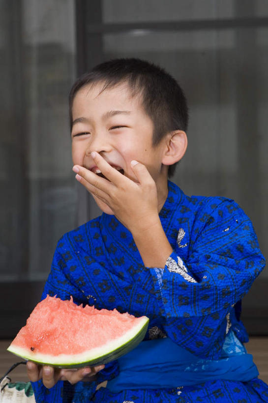 东方人,儿童,一个人,坐,捧,笑,微笑,露齿笑,竖图,室外,白天,正面,民族服装,纯洁,西瓜,水果,日本,亚洲,仅一个男性,仅一个人,和服,蚊香,蚊香猪,注视,黄种人,小孩,观察,看,仅一个小孩,可爱,童年,童趣,服饰,观看,察看,关注,童真,东亚,烂漫,无邪,吴服,唐草,唐花,唐锦,日本国,天真,男孩,男人,男性,亚洲人,孩子,寒瓜,端,端着,捧着,手捧,坐着,半身,彩图,传统服装,民俗服,男生