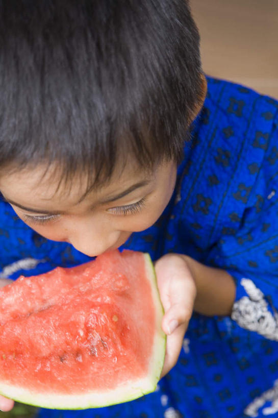 东方人,儿童,一个人,坐,捧,竖图,俯视,室外,白天,民族服装,纯洁,西瓜,水果,日本,亚洲,仅一个男性,仅一个人,和服,蚊香,蚊香猪,注视,黄种人,小孩,观察,看,仅一个小孩,可爱,童年,童趣,服饰,观看,察看,关注,童真,东亚,烂漫,无邪,吴服,唐草,唐花,唐锦,日本国,天真,男孩,男人,男性,亚洲人,孩子,寒瓜,端,端着,捧着,手捧,坐着,半身,彩图,高角度拍摄,传统服装,民俗服,男生