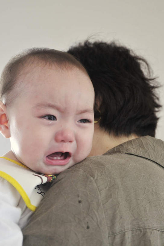 东方人,婴儿,儿童,背部,两个人,家庭,站,抱,哭,竖图,室内,白天,正面,纯洁,亚洲,注视,黄种人,小孩,观察,看,站着,温暖,温馨,一家人,可爱,童年,童趣,活泼,抱着,观看,和睦,察看,搂着,关注,宝宝,童真,纯真,烂漫,无邪,伶俐,天真,男人,男性,年轻男性,亚洲人,孩子,搂,搂抱,站立,半身,彩图,哭泣,哭啼,融洽