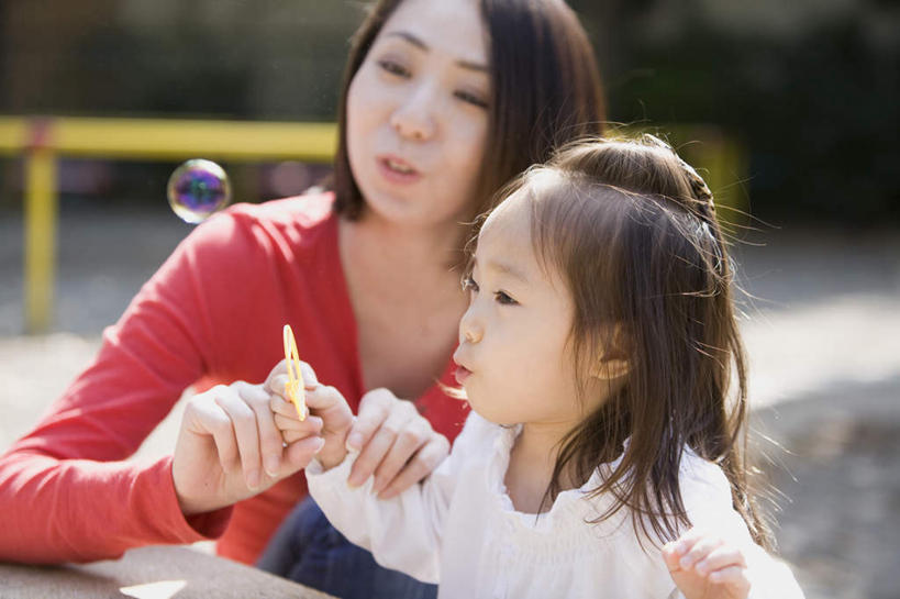 东方人,儿童,两个人,家庭,母亲,女儿,栏杆,坐,横图,室外,白天,正面,纯洁,亚洲,握,阴影,朦胧,模糊,光线,影子,围栏,拿,拿着,注视,黄种人,吹泡泡,护栏,小孩,阳光,泡泡,观察,看,温暖,温馨,母女,一家人,可爱,母爱,童年,童趣,握着,观看,和睦,察看,关注,泡泡机,童真,烂漫,无邪,天真,年轻女性,女孩,女人,女性,亚洲人,孩子,坐着,半身,彩图,融洽,女生