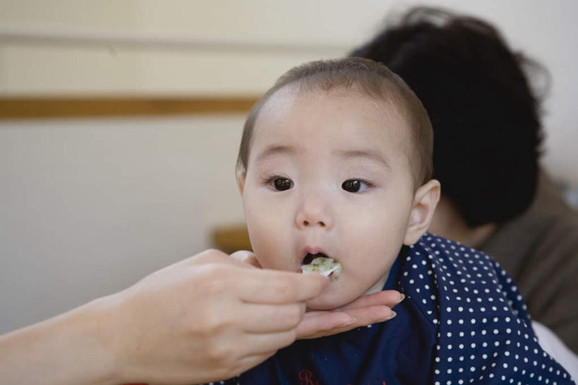 东方人,婴儿,儿童,手,三个人,家庭,坐,举,横图,室内,白天,正面,纯洁,亚洲,喂食,勺子,墙,围兜,黄种人,墙壁,墙面,食物,小孩,调羹,汤匙,托,张嘴,温暖,温馨,三口之家,一家人,手部,可爱,活泼,和睦,宝宝,张大嘴巴,纯真,烂漫,无邪,伶俐,天真,男人,男性,年轻男性,年轻女性,女人,女性,亚洲人,孩子,张开嘴,举起,举手,举着,向上举,向上伸,向上托,坐着,半身,彩图,融洽