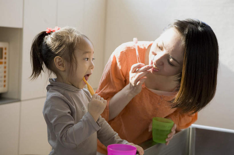 东方人,儿童,两个人,家庭,母亲,女儿,站,坐,横图,室内,白天,正面,纯洁,厨房,柜子,杯子,椅子,亚洲,牙刷,木椅,水池,黄种人,刷牙,小孩,水杯,橱柜,站着,温暖,温馨,母女,一家人,可爱,母爱,童年,童趣,漱口杯,和睦,童真,烂漫,无邪,天真,年轻女性,女孩,女人,女性,亚洲人,孩子,站立,坐着,半身,彩图,灶间,融洽,女生