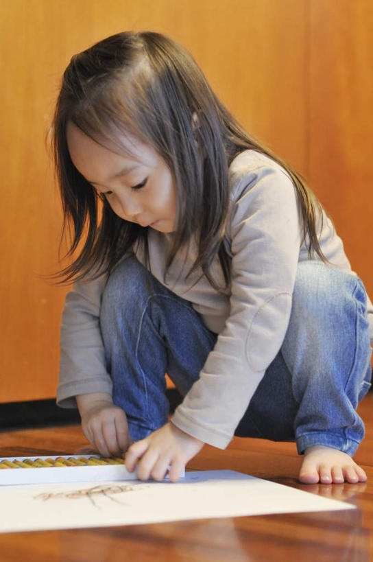 东方人,儿童,一个人,客厅,蹲,竖图,室内,白天,正面,纯洁,地板,亚洲,仅一个女性,仅一个人,握,墙,地面,拿,拿着,黄种人,木地板,墙壁,墙面,小孩,白纸,画笔,仅一个小孩,赤脚,彩笔,可爱,童年,童趣,握着,起居室,童真,烂漫,无邪,天真,女孩,女人,女性,亚洲人,孩子,蹲着,画画,彩图,全身,女生