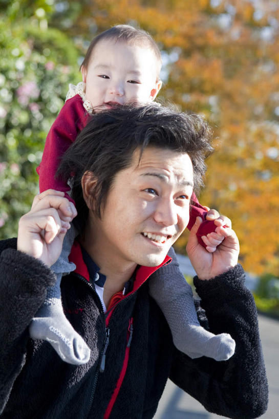 东方人,婴儿,儿童,两个人,家庭,父亲,儿子,站,笑,微笑,露齿笑,竖图,室外,白天,正面,纯洁,植物,亚洲,阴影,光线,影子,黄种人,树,树木,小孩,骑,绿色,阳光,自然,扛,站着,温暖,温馨,父子,一家人,父爱,可爱,活泼,生长,成长,和睦,宝宝,纯真,烂漫,无邪,扛在肩上,骑在肩上,伶俐,天真,男人,男性,年轻男性,亚洲人,孩子,站立,半身,彩图,融洽